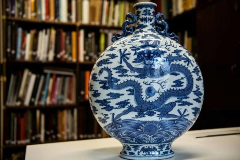 Old Chinese Vase from Emperor Qianlong in France Sold for Almost 5 Million Euros