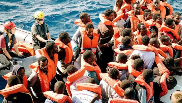 52,000 Migrants Tried to Reach the UK by Boat from Belgium and France in 2021