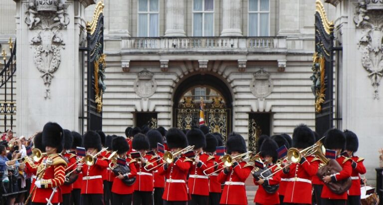 Elizabeth Appears on Buckingham Palace Balcony